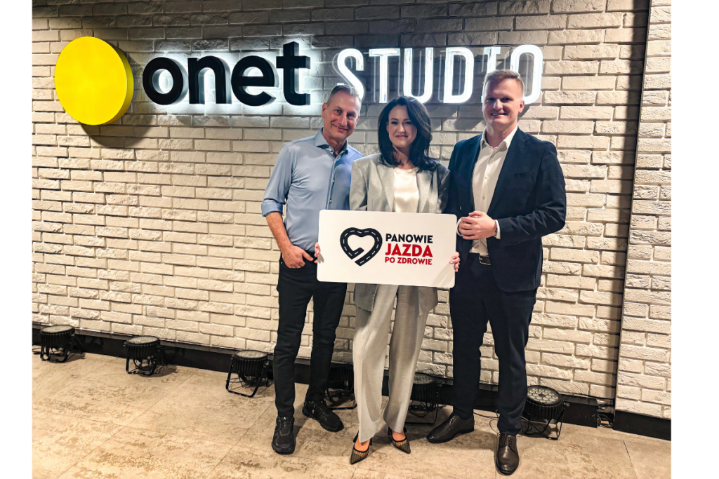 W studio Onet Studio pozują wspólnie: Wojciech Jagielski, Agnieszka Han i Mateusz Babicki. Agnieszka Han trzyma w rękach tabliczkę z logo i hasłem kampanii Panowie! Jazda po zdrowie
