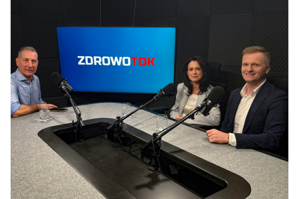 W studio nagrań ZDROWOTOK przy mikrofonach siedzą Wojciech Jagielski, Agnieszka Han i Mateusz Babicki